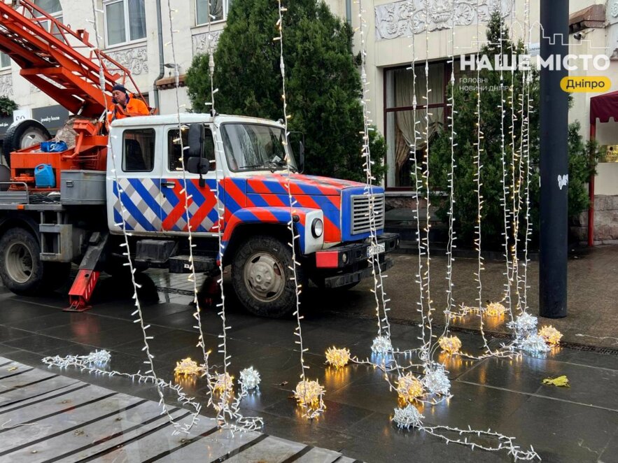 ЕКСКЛЮЗИВ
ОФІЦІЙНО                У Дніпрі встановлюють новорічну ілюмінацію: 17 кілометрів енергоощадних гірлянд працюватимуть навіть без світла