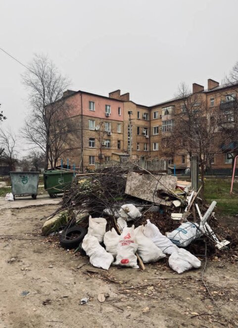 У Дніпрі продовжують вивозити сміття та відновлювати освітлення за заявками містян