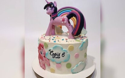 В Днепре кондитер Дмитрий Никифоренко удивил тортом в виде радуги