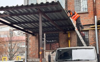 У Дніпрі на вул. Робочій демонтували незаконний «цар-навіс» - Наше Місто