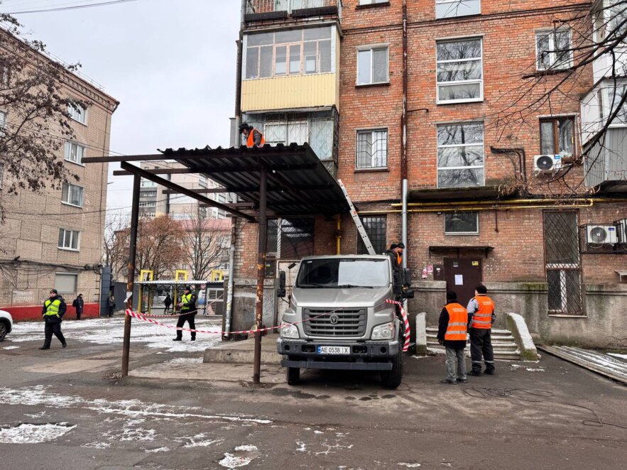 ОФІЦІЙНО                У Дніпрі на вул. Робочій демонтували незаконний «цар-навіс»