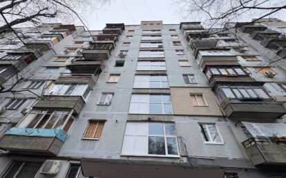 Відновлення після ворожого удару: у багатоповерхівці Дніпра відремонтували покрівлю та міжпанельні ш...