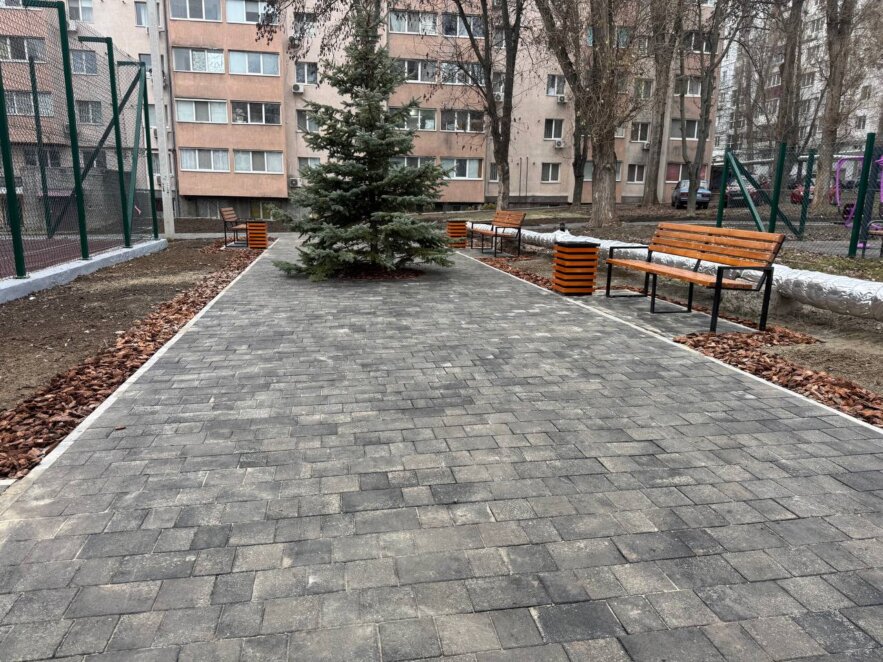 У Дніпрі на 12 кварталі облаштували зону відпочинку з футбольним полем та дитячим майданчиком «Корабель»