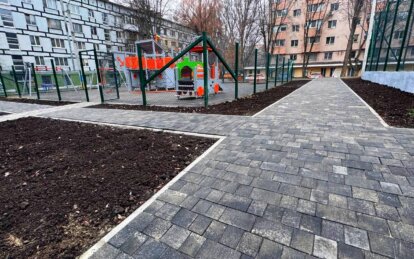 У Дніпрі на 12 кварталі облаштували зону відпочинку з футбольним полем та дитячим майданчиком «Корабель»
