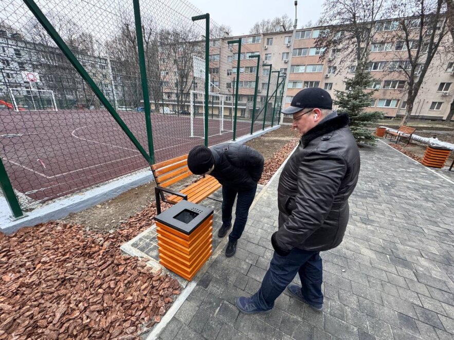 У Дніпрі на 12 кварталі облаштували зону відпочинку з футбольним полем та дитячим майданчиком «Корабель»