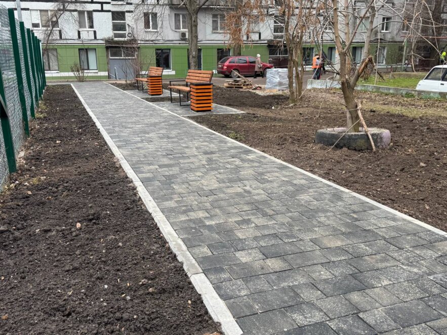 У Дніпрі на 12 кварталі облаштували зону відпочинку з футбольним полем та дитячим майданчиком «Корабель»