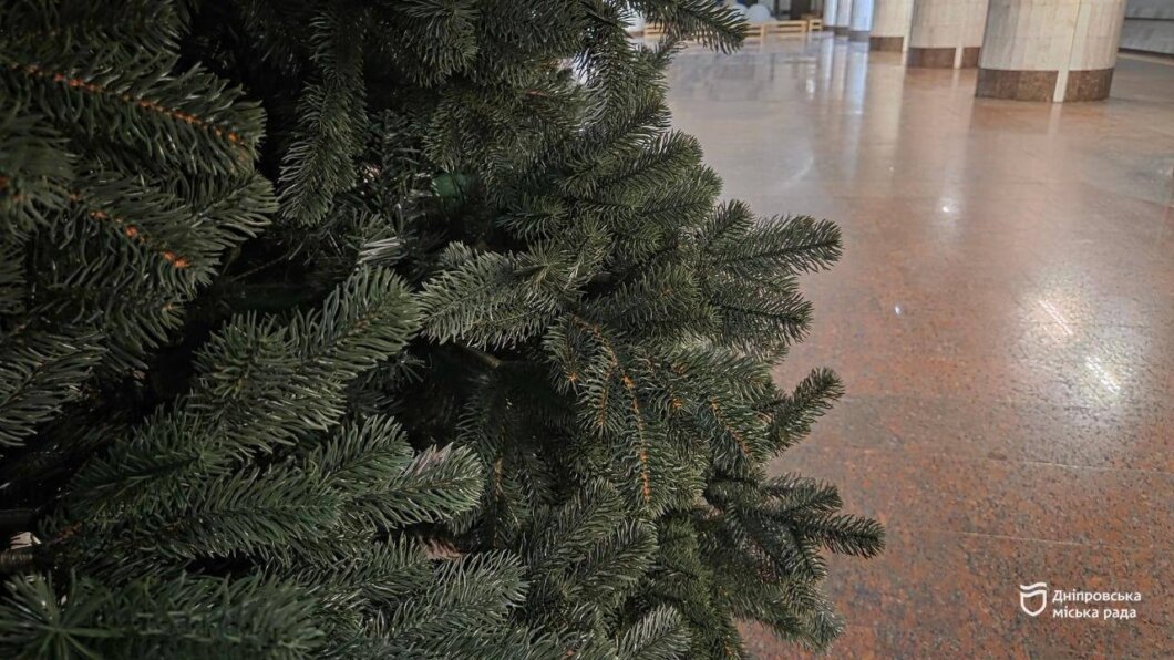 ОФІЦІЙНО                Головну ялинку Дніпра відкриють у метро 26 грудня: триває підготовка безпечної локації