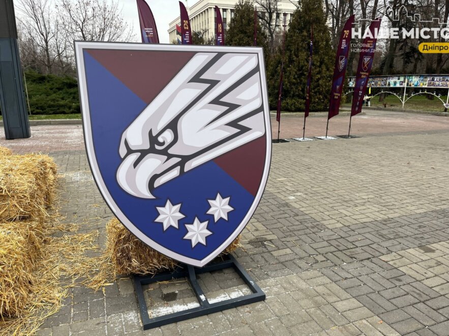 ОФІЦІЙНО                Напередодні Різдва у Дніпрі відкрили монументальний Тризуб