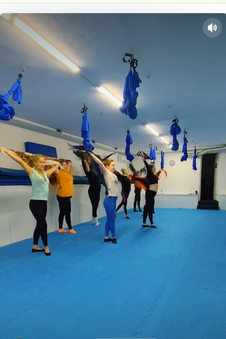 ЕКСКЛЮЗИВ
                                Сальса у спортивній залі: як у Дніпрі креативно використовують хустки