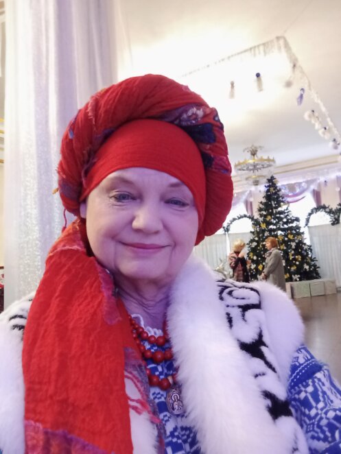 ЕКСКЛЮЗИВ
                                Стильний аксесуар та потужний оберіг: чому дніпрянки носять хустки