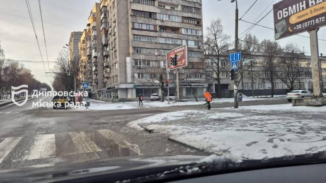 Боротьба зі снігом у Дніпрі: комунальні служби працюють у посиленому режимі