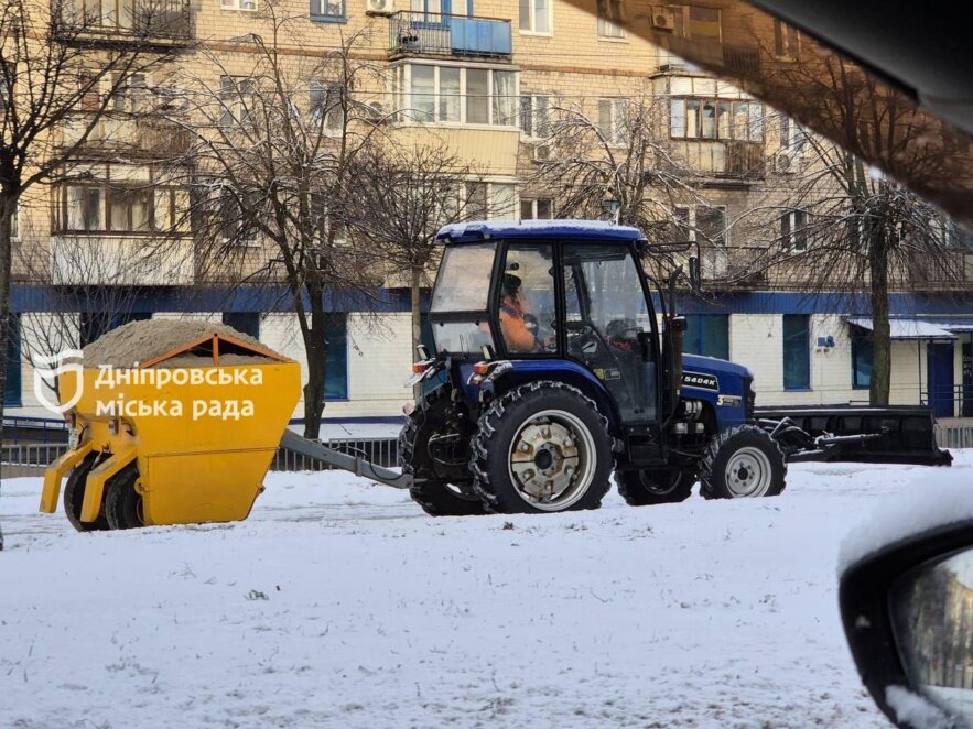 Боротьба зі снігом у Дніпрі: комунальні служби працюють у посиленому режимі