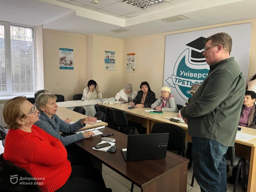 ОФІЦІЙНО                Як розпізнавати фішинг: у Дніпрі слухачів Університету третього віку вчили безпечно користуватися інтернетом