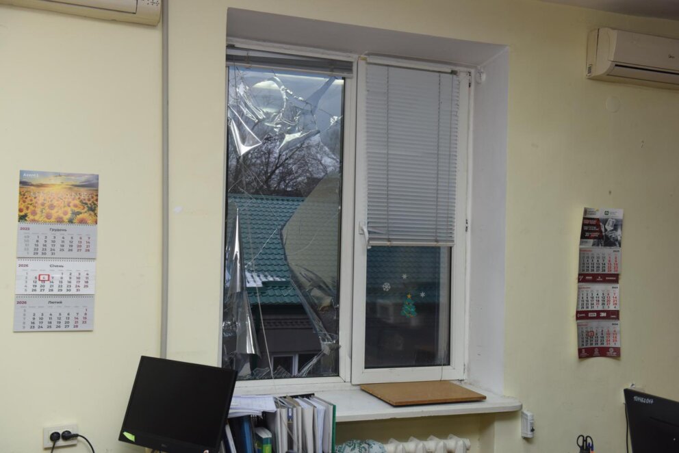 У Дніпрі внаслідок нічної атаки пошкоджено будівлю податкової служби