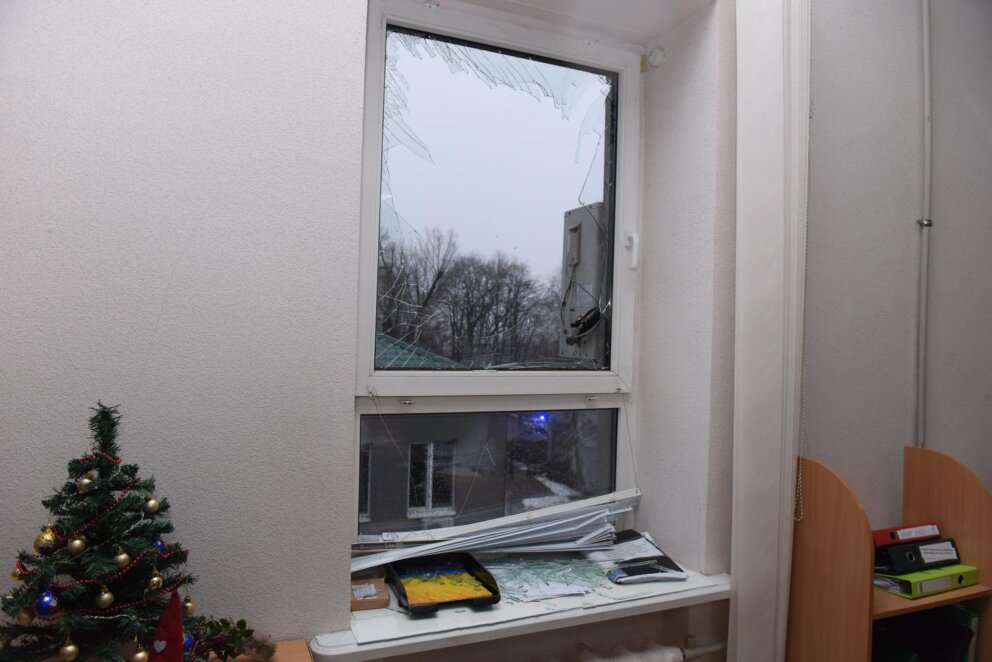 У Дніпрі внаслідок нічної атаки пошкоджено будівлю податкової служби