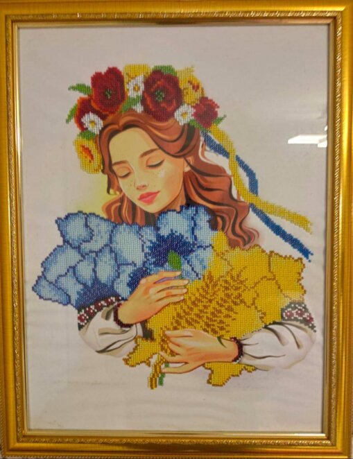 Між викликом і стібком: як лікарка екстреної медичної допомоги з Дніпра відновлює сили через вишивку бісером