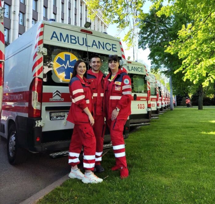 Між викликом і стібком: як лікарка екстреної медичної допомоги з Дніпра відновлює сили через вишивку бісером