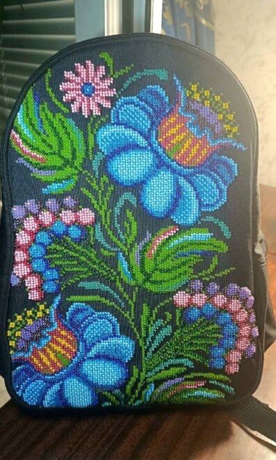 Між викликом і стібком: як лікарка екстреної медичної допомоги з Дніпра відновлює сили через вишивку бісером