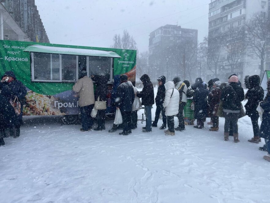 Безкоштовна їжа з наслідками: дніпряни скаржаться на погіршення стану після страв від команди Краснова, - ЗМІ - Наше Місто