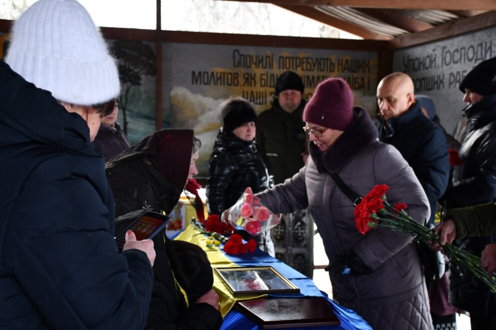 Залишилися сестра, брат, син, донька та дружина: у Нікополі провели в останню путь солдата