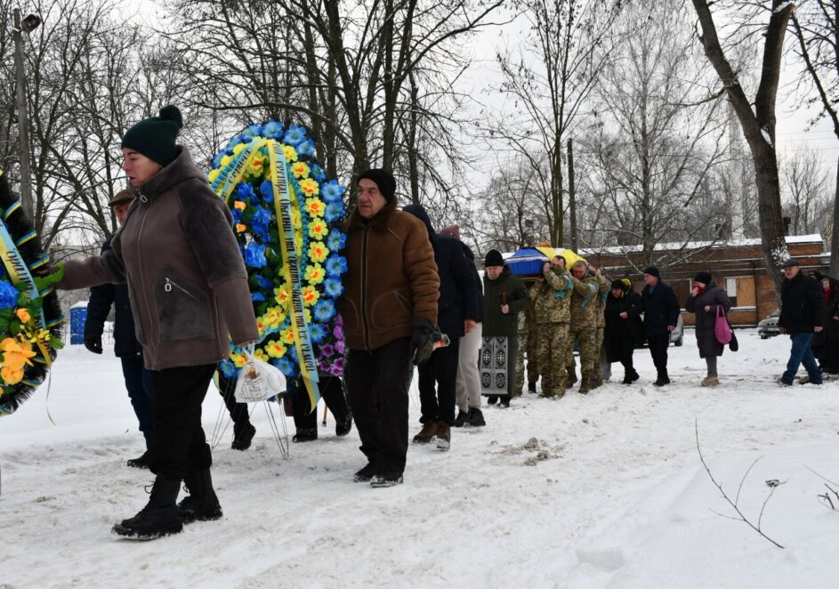 Залишилися сестра, брат, син, донька та дружина: у Нікополі провели в останню путь солдата