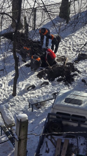 Ці люди – титани: у Дніпрі на 12 кварталі енергетики зранку до пізньої ночі працювали на морозі, щоб повернути світло