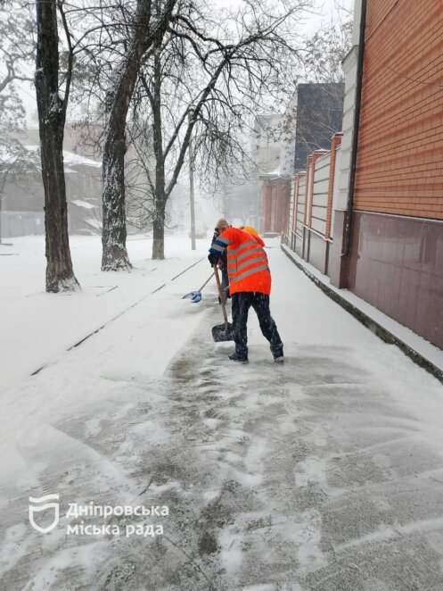 ОФІЦІЙНО                У Дніпрі комунальні служби працюють у посиленому режимі через негоду