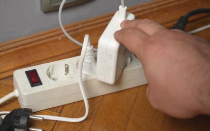 Могут загореться: приборы, которые категорически нельзя подключать к удлинителю