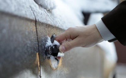 Как открыть замерзшие двери и замок автомобиля: советы для водителей