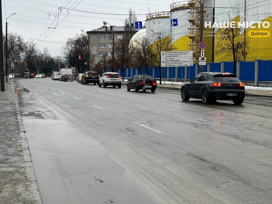 Как коммунальщики Днепра за ночь справились с нефтяными реками после атаки - Наше Место