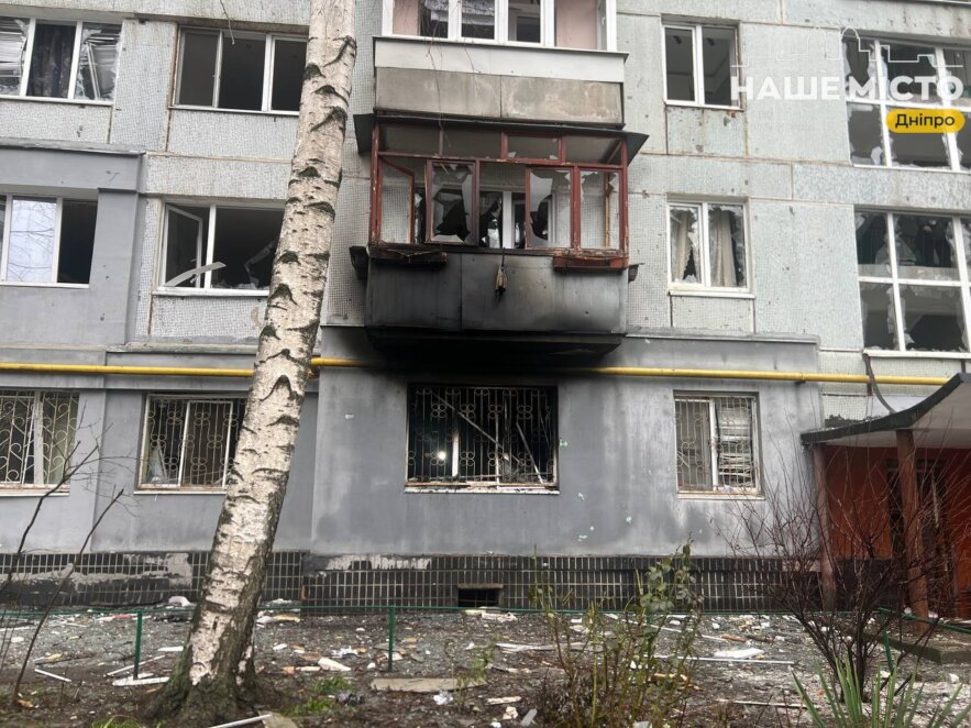 ЕКСКЛЮЗИВ
                                Потрощені вікна, балкони, двері: що відбувається на місці обстрілу в Дніпрі