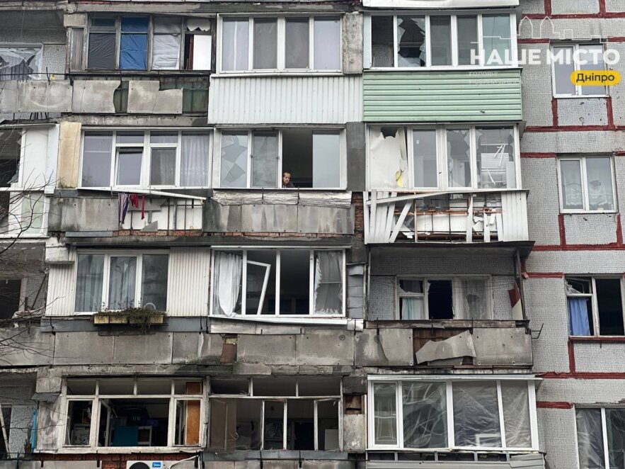 ЕКСКЛЮЗИВ
                                Потрощені вікна, балкони, двері: що відбувається на місці обстрілу в Дніпрі