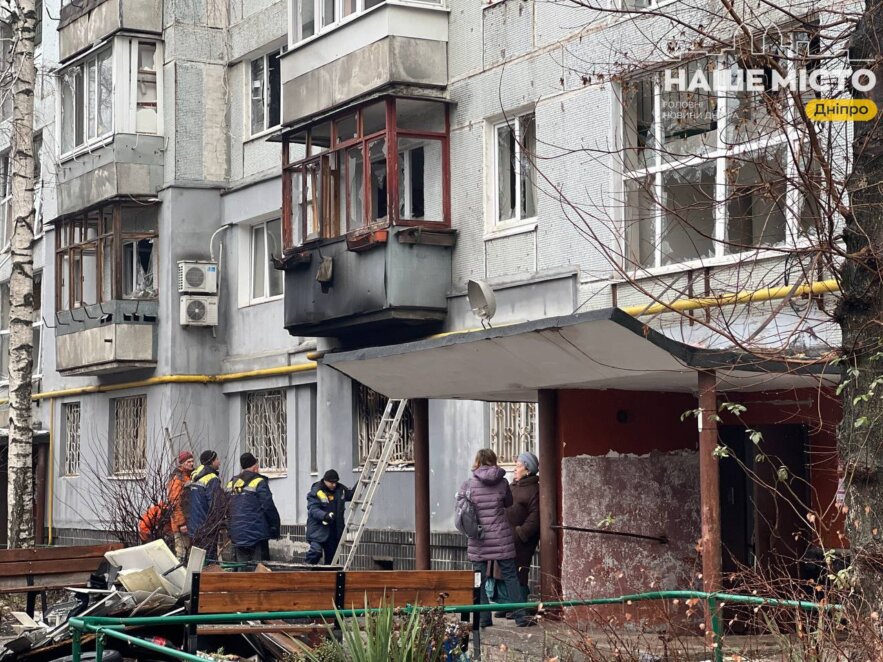 Потрощені вікна, балкони, двері: що відбувається на місці обстрілу в Дніпрі