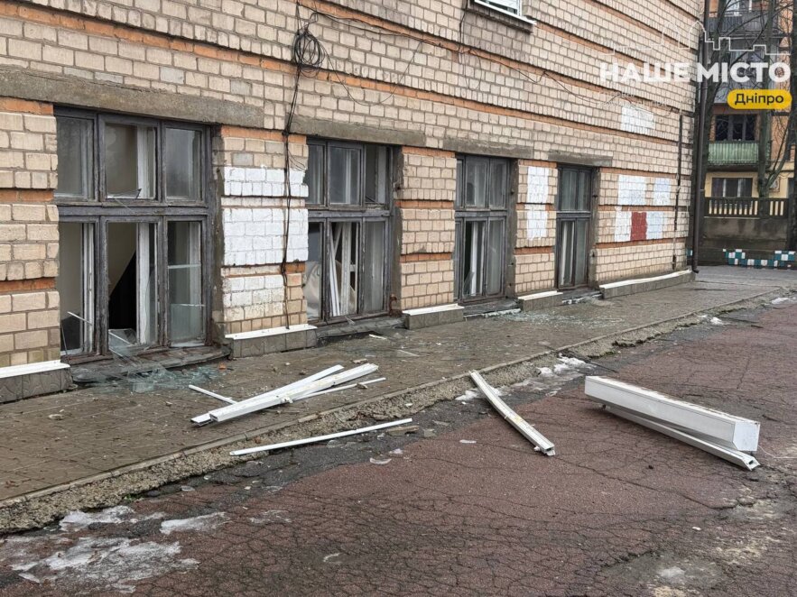 Вибиті майже усі вікна: у Дніпрі внаслідок нічної атаки сильно постраждала одна з міських шкіл