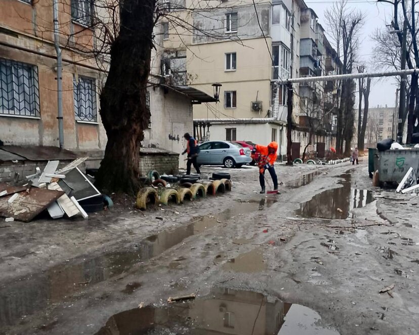 У Дніпрі ліквідують наслідки нічної атаки: понад 2 тисячі вибитих вікон та 20 тонн уламків та скла
