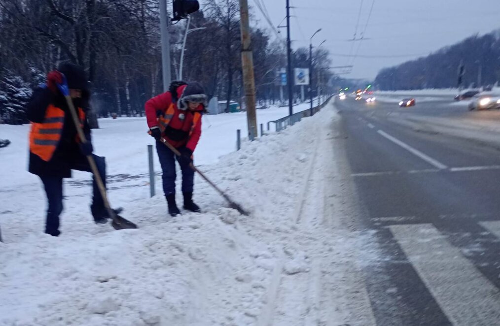 ОФІЦІЙНО                На вулицях працюють сотні комунальників: як Дніпро долає наслідки снігопаду