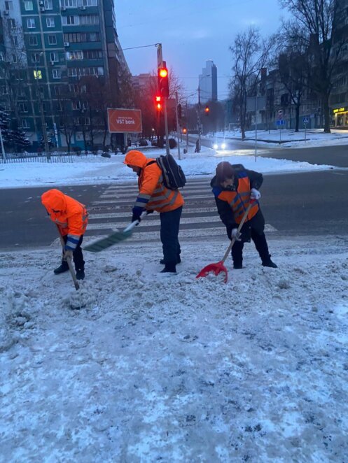 ОФІЦІЙНО                На вулицях працюють сотні комунальників: як Дніпро долає наслідки снігопаду