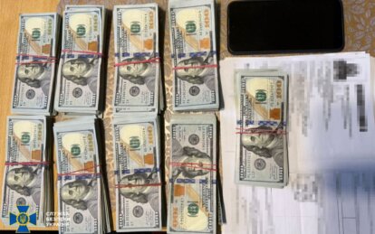 Під час обшуків у очільниці однієї із районних ВЛК на Дніпропетровщині виявили понад 300 тис. доларі...