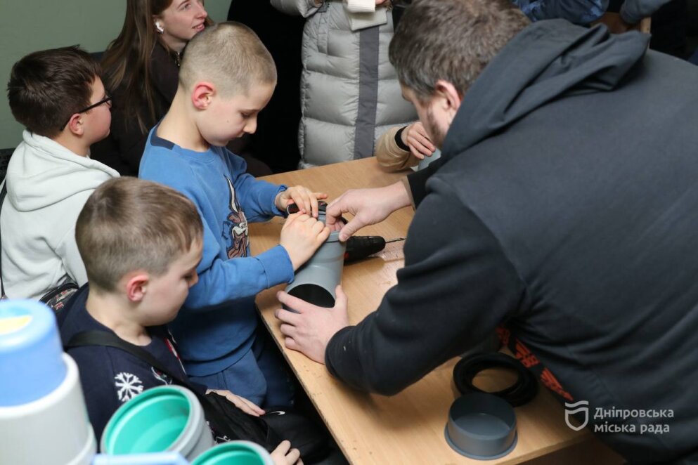 ОФІЦІЙНО                У Дніпрі діти створюють антивандальні годівниці для тварин у прифронтових громадах