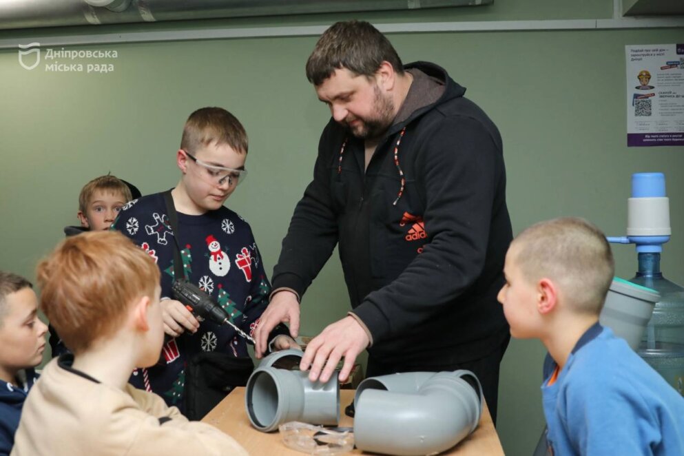 ОФІЦІЙНО                У Дніпрі діти створюють антивандальні годівниці для тварин у прифронтових громадах