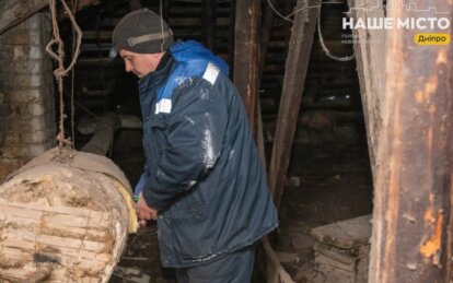 Городская аварийная служба Днепра ликвидирует коммунальное ЧП в доме на Воздухофлотской