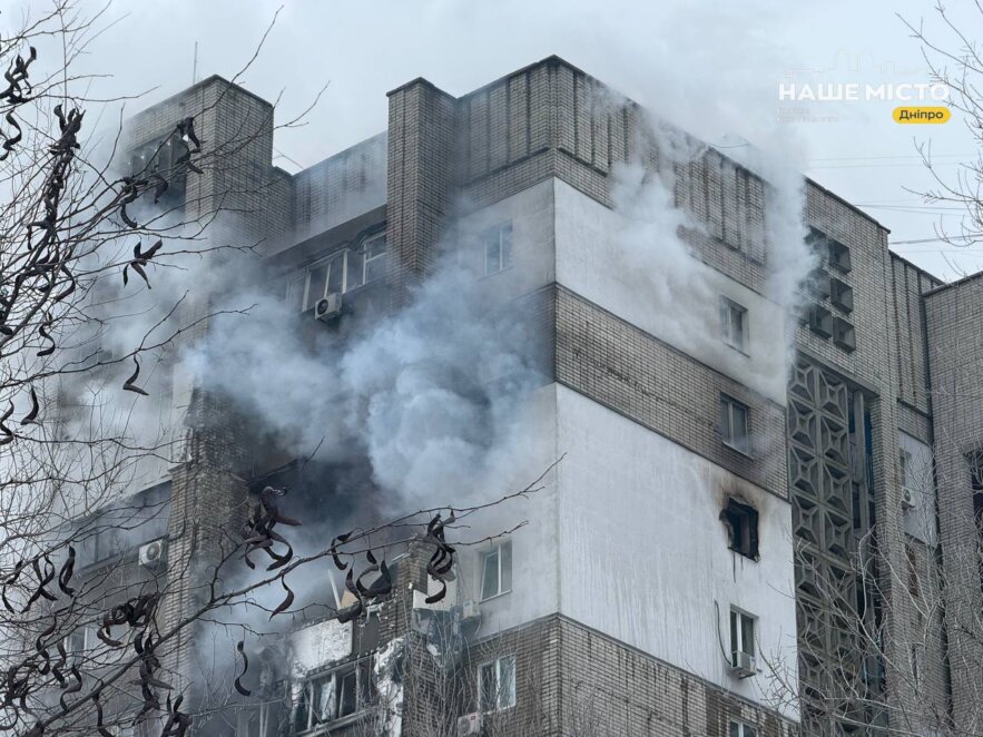 У Дніпрі внаслідок влучання шахеду горить 16-поверхівка: що відбувається на місці подій