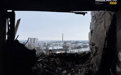 Замість вікон і стін — гігантська діра: дніпрянка показала, на що перетворилася її квартира після шахедної атаки