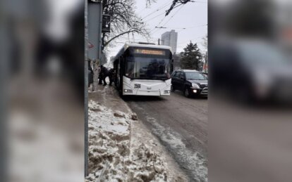 Без колапсу: у Дніпрі курсує весь електротранспорт, на маршрути вийшло 90 % автобусів