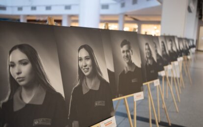 Сила простих слів. VARUS відкриває фотовиставку “Люди для людей” у Дніпрі