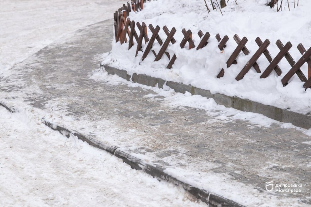 ОФІЦІЙНО                Задля комфорту та безпеки містян: ОСББ Дніпра активно розчищають від снігу прибудинкові території