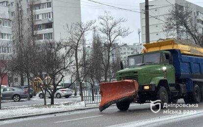 На дорогах Дніпра працює спецтехніка: водіїв закликають пропускати комунальні машини