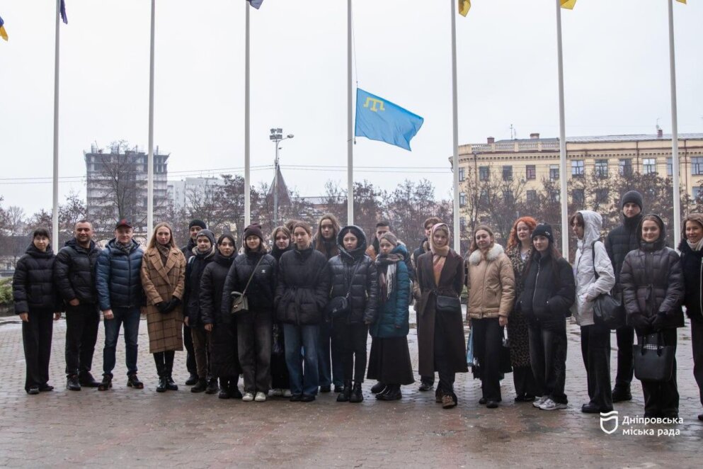 ОФІЦІЙНО                День спротиву окупації Криму: у Дніпрі підняли прапор кримськотатарського народу