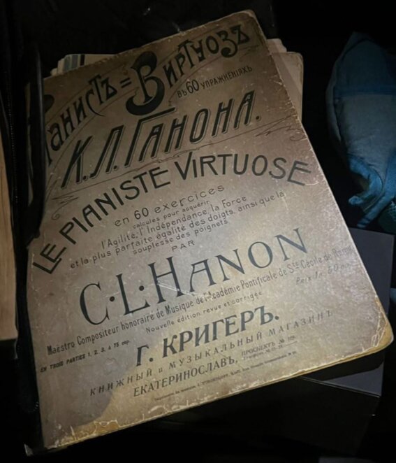 Житель Дніпра намагався вивезти до Угорщини старовинну книгу 1902 року