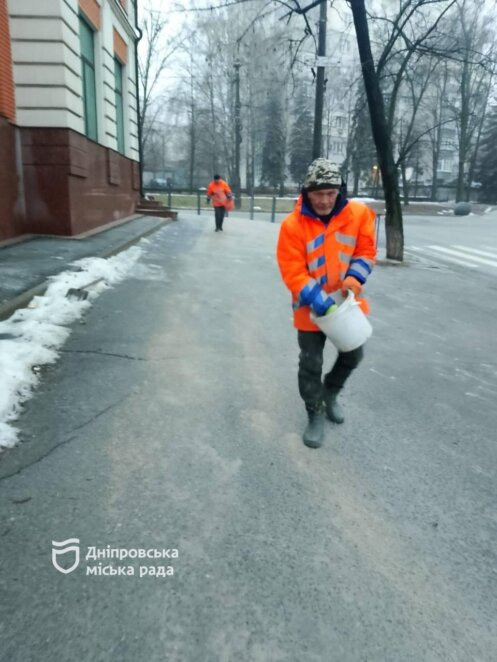 ОФІЦІЙНО                У Дніпрі комунальні служби працюють у посиленому режимі через ожеледицю